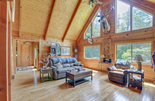Dailey House | Serene Valley Bend Cabin Rental 7 Private Acres!