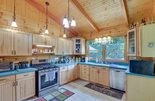 Dailey House | Serene Valley Bend Cabin Rental 7 Private Acres!