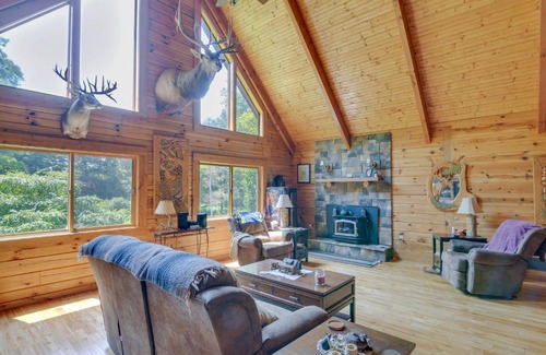 Dailey House | Serene Valley Bend Cabin Rental 7 Private Acres!