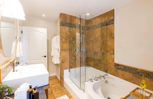 South Pandosy House | Serene Waterfront Escape with Pool, Hot Tub & Breathtaking Views - Pet Friendly