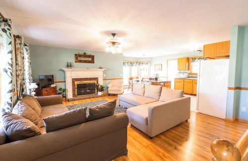 Kingsville Cottage | Serene, wooded setting near wineries, covered bridges, Lake Erie, & more!