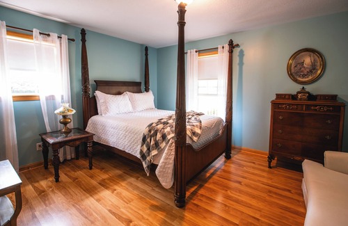Kingsville Cottage | Serene, wooded setting near wineries, covered bridges, Lake Erie, & more!