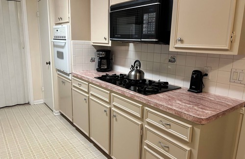 Tyler House | Serengeti a hardy 3 bedroom house, doggie door, TV in BDRMSn