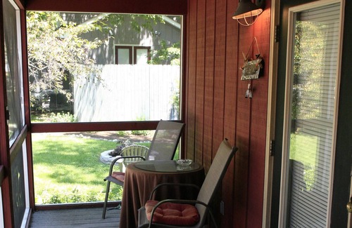 Utica House | Serengeti-Cottage-Jacuzzi-Queen (((( no pet )))