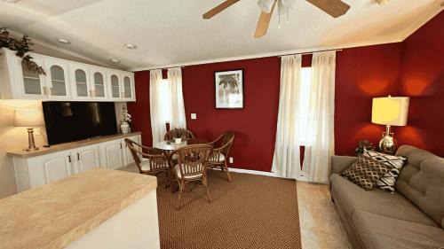 Seffner House | Serenity Cabin