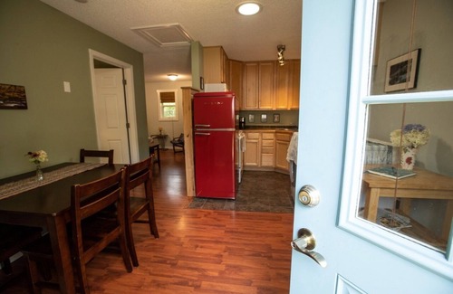 Bent Creek House | Serenity Cottage❤️Hot Tub Parkway Retreat w/kitchen & patio garden