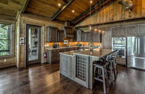 Foxfire Estates Cabin | Serenity Cove- 7 BDR | 6 KINGs | sleeps 16| Lake and Mountain View | wheel chair accessible