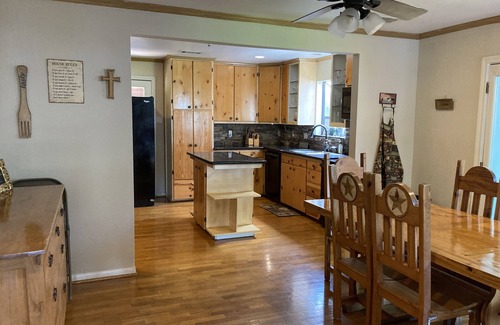 Willis Cabin | Serenity Cove Lakehouse Retreat, Indoor Pool, Gatherings,Events,Lake Conroe