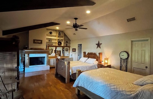 Willis Cabin | Serenity Cove Lakehouse Retreat, Indoor Pool, Gatherings,Events,Lake Conroe