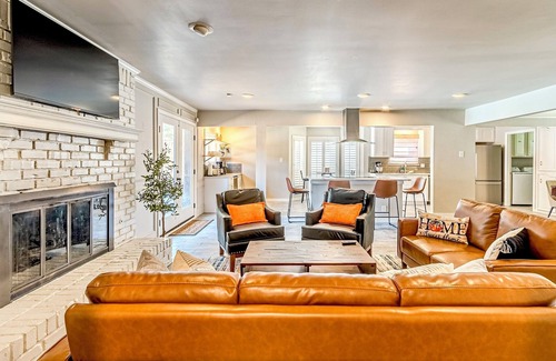 Lake Highlands House | "Serenity Dallas": 5BD/2.5BA House with Pool-Jacuzzi/Pool Table/2 Living Areas!