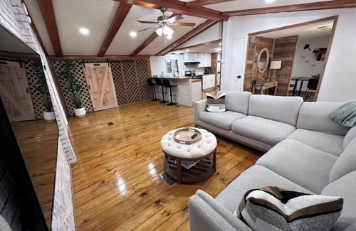 Fort White Cabin | Serenity Farmhouse near Florida Springs Game Room + Fire Pit