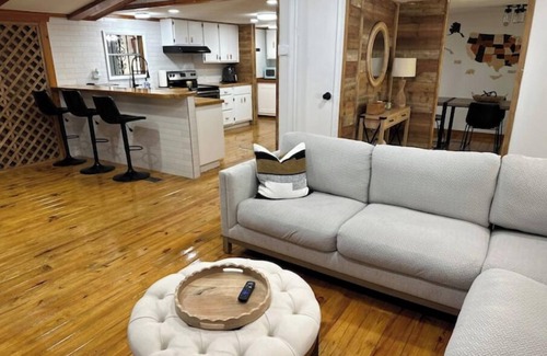 Fort White Cabin | Serenity Farmhouse near Florida Springs Game Room + Fire Pit
