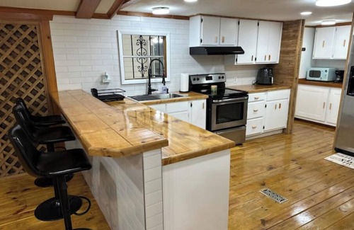 Fort White Cabin | Serenity Farmhouse near Florida Springs Game Room + Fire Pit