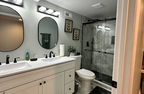 Charlotte Apartment | Serenity Haven: Modern Retreat