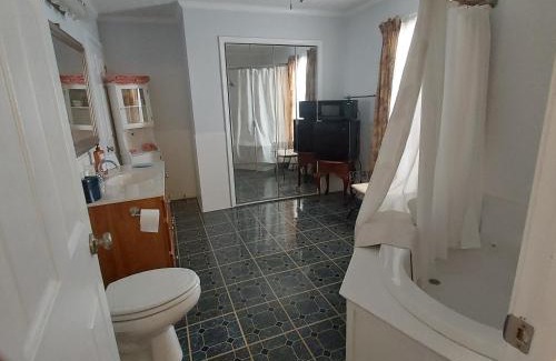 Brownsville House | Serenity Hill bed and Breakfast