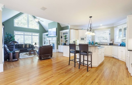 Snellville House | Serenity in a beautiful lake community Estate