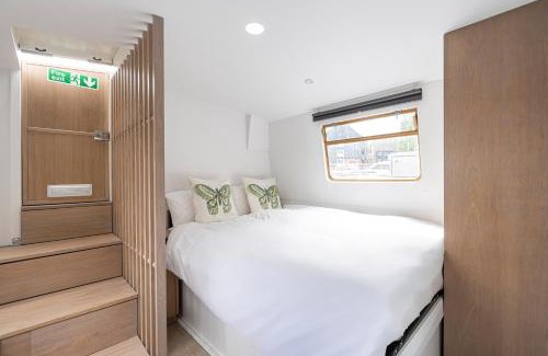 Tower Hill Boat Rental | Serenity in the Heart of London