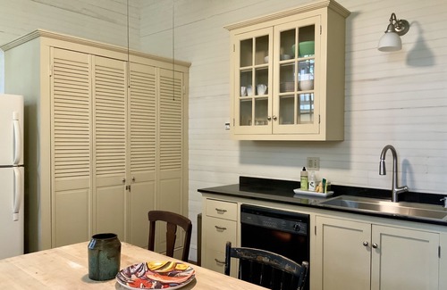 Milan Apartment | Serenity just off of St Charles Ave. Available by the Month