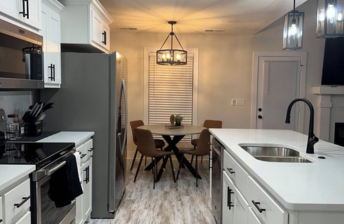 Jackson House | Serenity LoungenNEW-FRESH-MODERN HOUSE nWith TVs in All rooms