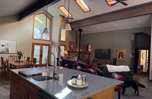 Carson City Bed & Breakfast | Serenity Now! Enjoy peace, comfort & wildlife viewing close to Tahoe & downtown