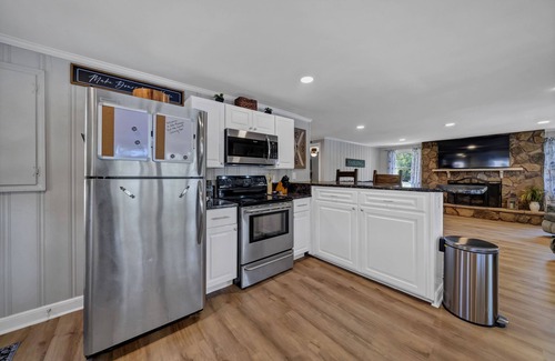 Chapin House | SERENITY NOW/Sunsets/Beach/Water On 3 Sides/Firepit/dock/boat ramp/Wi-Fi