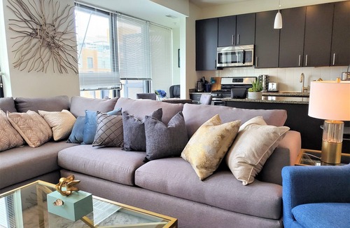 Evanston Condo | "Serenity of Evanston" 2 BDR/2Bath Modern-Luxe Suite