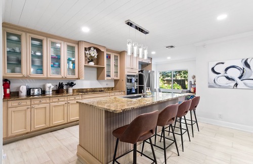 Haverhill House | Serenity of West Palm Beach - 5 bed 4 bath Heated Pool and Hot Tub - 3 mi PBI