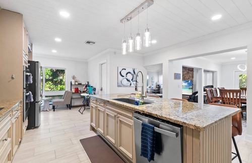 Haverhill House | Serenity of West Palm Beach - 5 bed 4 bath Heated Pool and Hot Tub - 3 mi PBI