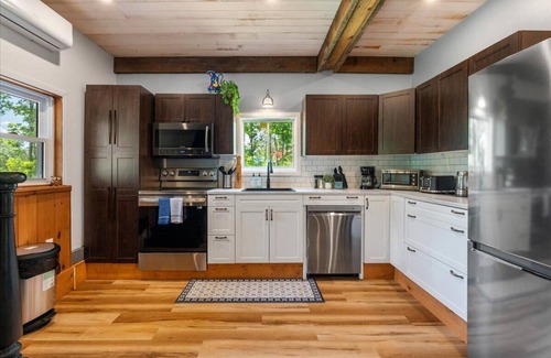 Marmora Cottage | Serenity on Crowe River- escape to tranquility in beautiful cottage with hot tub