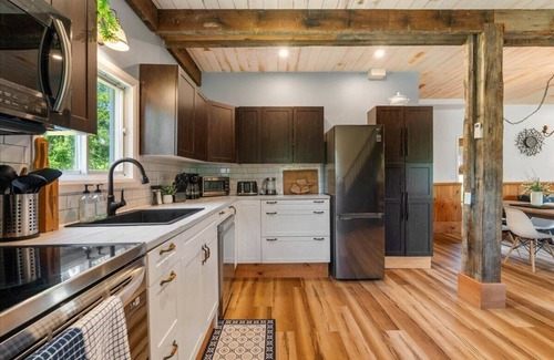 Marmora Cottage | Serenity on Crowe River- escape to tranquility in beautiful cottage with hot tub
