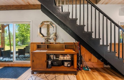 Marmora Cottage | Serenity on Crowe River- escape to tranquility in beautiful cottage with hot tub