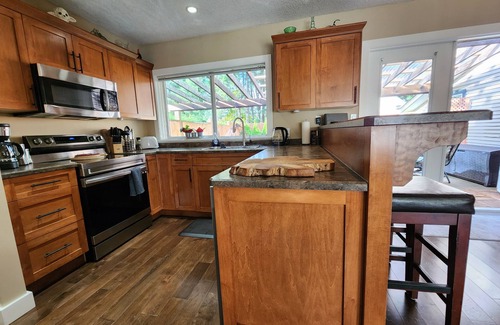 Regional District of Nanaimo House | Serenity on Sunderland - central Nanaimo close to hospital, seawall & shopping!