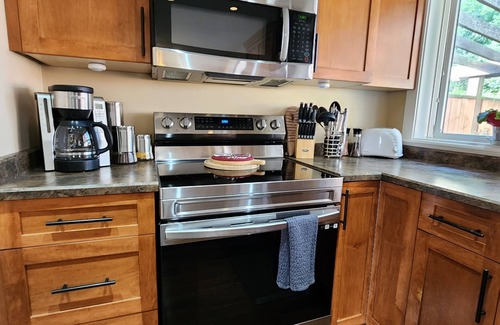 Regional District of Nanaimo House | Serenity on Sunderland - central Nanaimo close to hospital, seawall & shopping!