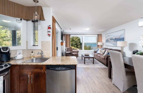 Regional District of Nanaimo Condo | Serenity on the Bay - 1BDRM - Full Kitchen