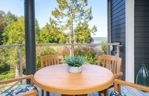 Regional District of Nanaimo Condo | Serenity on the Bay - 1BDRM - Full Kitchen