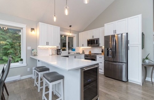 Shawnigan Lake House | Serenity on the Shore: 1-Acre Lakefront Getaway