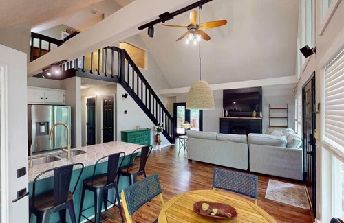 Counce House | Serenity Over the Woods: Relax and unwind in this great 3/2 home in the trees.