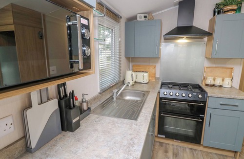 Cowes Cottage | SERENITY, pet friendly, country holiday cottage, with pool in Cowes