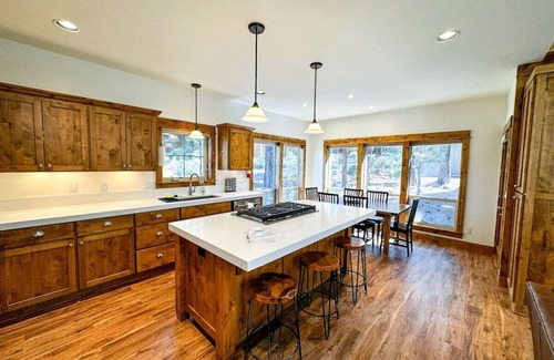 RiverWild House | Serenity Retreat: Mountain Elegance in Bend, OR