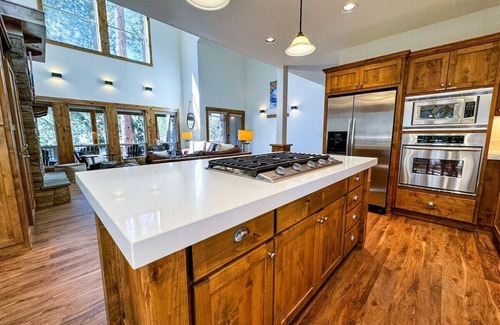 RiverWild House | Serenity Retreat: Mountain Elegance in Bend, OR