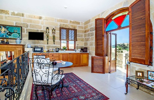 Ta' Għammar Apartment | Serenity Studio with amazing views and a communal pool in self-catering villa
