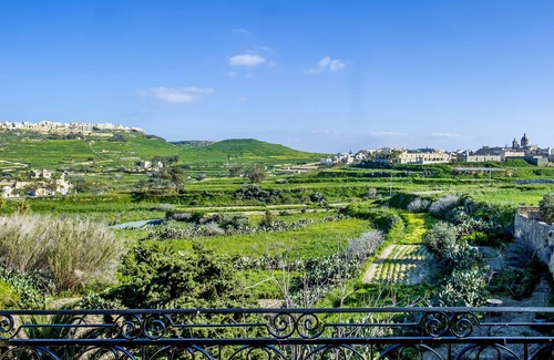 Ta' Għammar Apartment | Serenity Studio with amazing views and a communal pool in self-catering villa