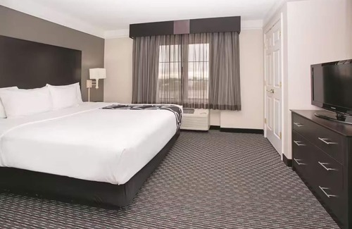 Superstition Springs Hotel | Serenity Suite with Pool View, La Quinta Inn - Ideal Mesa Getaway