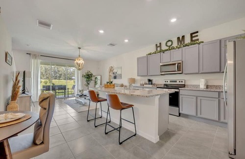 Plant City Apartment | Serenity Townhouse|Pool, Gym, Hiking & Parks