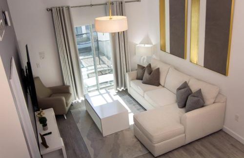 Loughman House | Serenity Townhouse Private Pool and Pet-Friendly