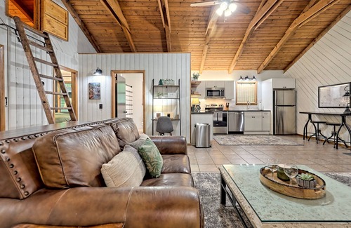 Blairsville Cabin | “Serenity Wow!” Cabin on the Creek Close to Town