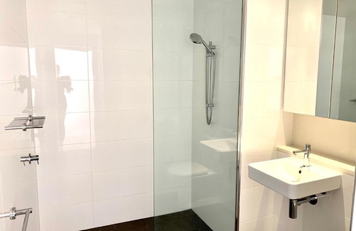 Darwin City Centre Apartment | Serenity Zealandia - Luxury 1brm unit at Darwin Waterfront