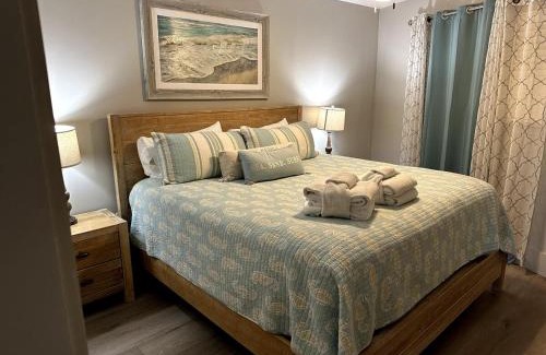 Hilton Head Island Apartment | SerenityByTheSea-Couples Retreat-King,Bikes,Chairs