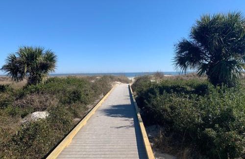 Hilton Head Island Apartment | SerenityByTheSea-Couples Retreat-King,Bikes,Chairs