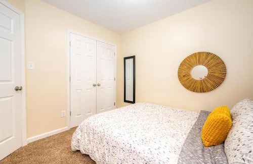 Durham Apartment | Serine Space - Townhome - King Bed - Duke - Long Term Stays
